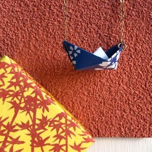 Collana con barchetta in origami