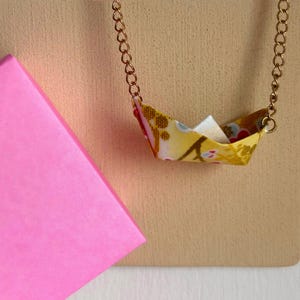 Collana con barchetta in origami