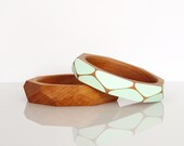 Dos brazaletes de madera geométricos menta Natural