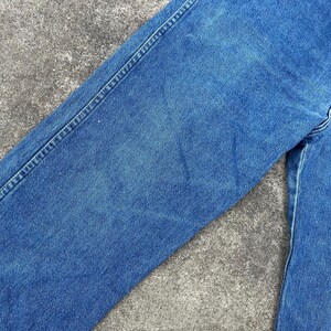 Puede incluir: Un par de pantalones vaqueros azules de pierna recta y corte cl&aacute;sico.