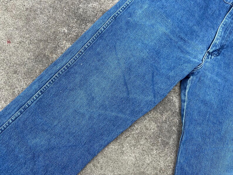Puede incluir: Un par de pantalones vaqueros azules de pierna recta y corte cl&aacute;sico.