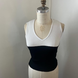 Maglia anni '90 a coste spesse e setose, maglione anni '90 y2k, top corto in nylon, viscosa, nero, bianco, a righe, a righe, xoxo, realizzato negli Stati Uniti, come il logo dello stilista
