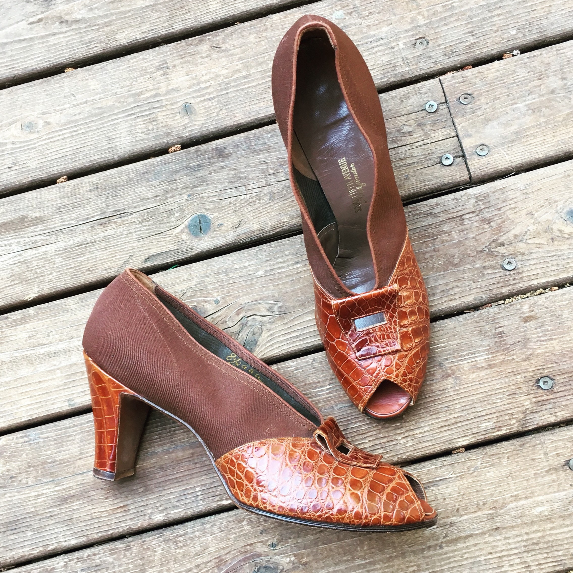 サックス・フィフス・アベニュー　イタリア製　エナメル　ベージュ　パンプス　格安8 2025年最新】Saks Fifth Avenue パンプスの人気アイテム - メルカリ