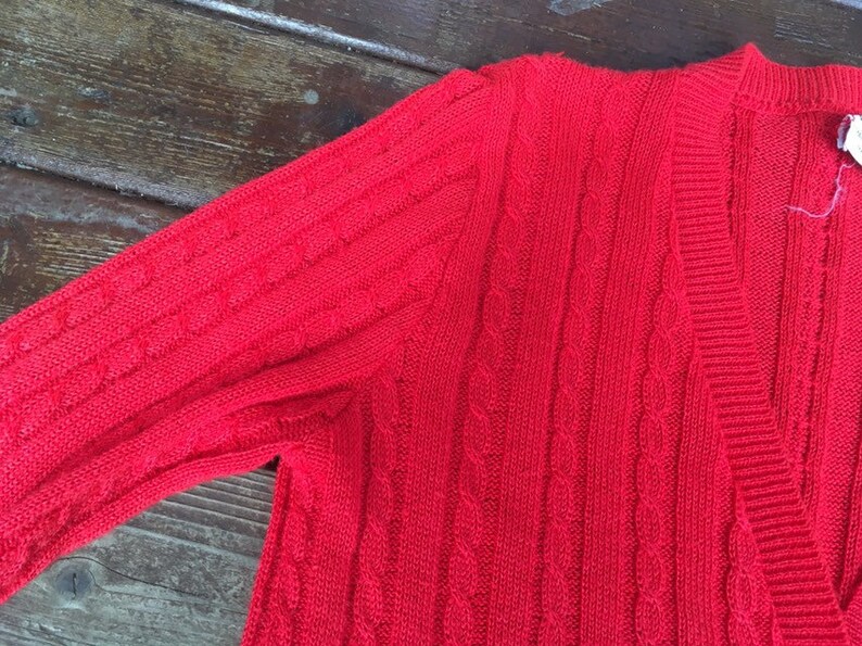 SM 1970s cardigan lightweight wool long red 70s 1970s cable knit v neck slim fit fitted S M size small to medium longline cardi hip length