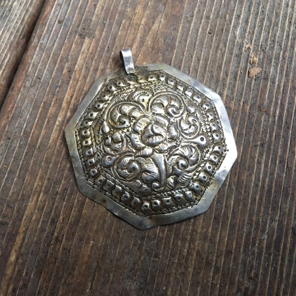 Hill tribe silver pendant repousee hand hammered hand forged Shan Burma Burmese Thai Thailand China Chinese Akha necklace antique old 925