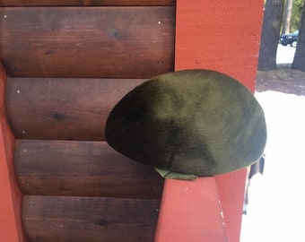 1950s Italian wool beret 50s olive green made in Italy Helios S M size small to medium women’s womens hat dress round grosgrain ribbon fur