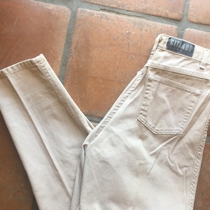 Puede incluir: Un par de pantalones vaqueros de color beige claro, de pierna recta, con un bolsillo trasero y una etiqueta Gitano.