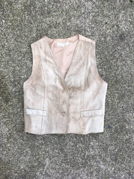 70s deerskin vest XS S M size extra small to medium leather beige 1970s Milfur Milwaukee Wisconsin made in USA American vintage seamed tan