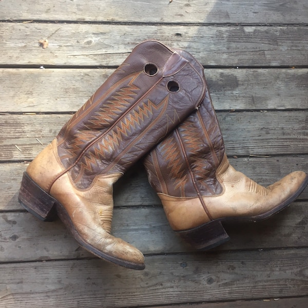 1970s Western boots distressed mens 7 womens 9 8 10 39 40 41 70s two tone brown tan beige Sanders cowboy boots rocker biker motorcycle used