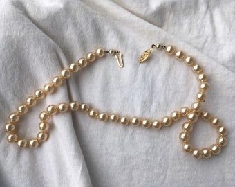 Pearl necklace ivory champagne beige white 20” rbg 80s 1980s 90s 1990s choker collar layering minimal minimalist classic faux imitation boho