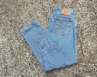 Puede incluir: Un par de pantalones vaqueros azules de mezclilla con un parche de cuero marrón que dice "Levi's" en la parte posterior de la cintura.