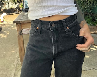 Vaqueros Levi's de pierna recta de los 90, color negro.