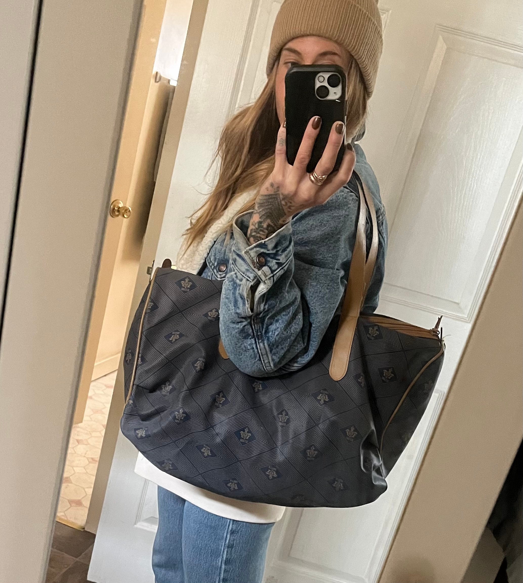 Coach gave me everything in this baby bag/carryall. I believe it is their  largest yet, which is what I was looking for and pretty comparable to a  Neverfull GM : r/handbags