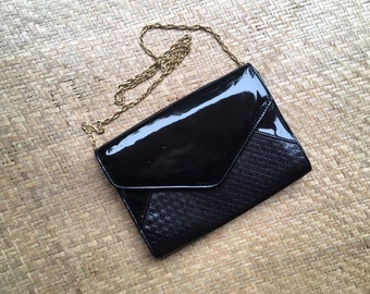 SALE Patent leather chain bag shoulder bag purse vegan faux leather envelope structured black gold Bueno chic 1980s 80s enamel rectangle