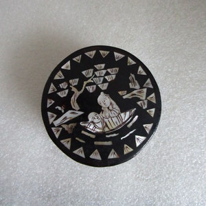 Vintage Chinese Mother of Pearl Round Inlay Brown Black Lacquer Snuff Pill Ring Box