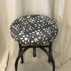 Round barstool cover with cushioned foam Elasticized, Avila Sable with black and white kitchen stool padded cover 12" to 20" diameter