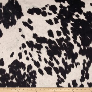 Pu&ograve; includere: Tessuto in pelle di mucca nero e bianco con un motivo a macchie naturale. Il tessuto &egrave; morbido e testurizzato, ideale per tappezzeria, artigianato e arredamento.