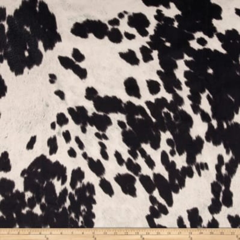 Pu&ograve; includere: Tessuto in pelle di mucca nero e bianco con un motivo a macchie naturale. Il tessuto &egrave; morbido e testurizzato, ideale per tappezzeria, artigianato e arredamento.