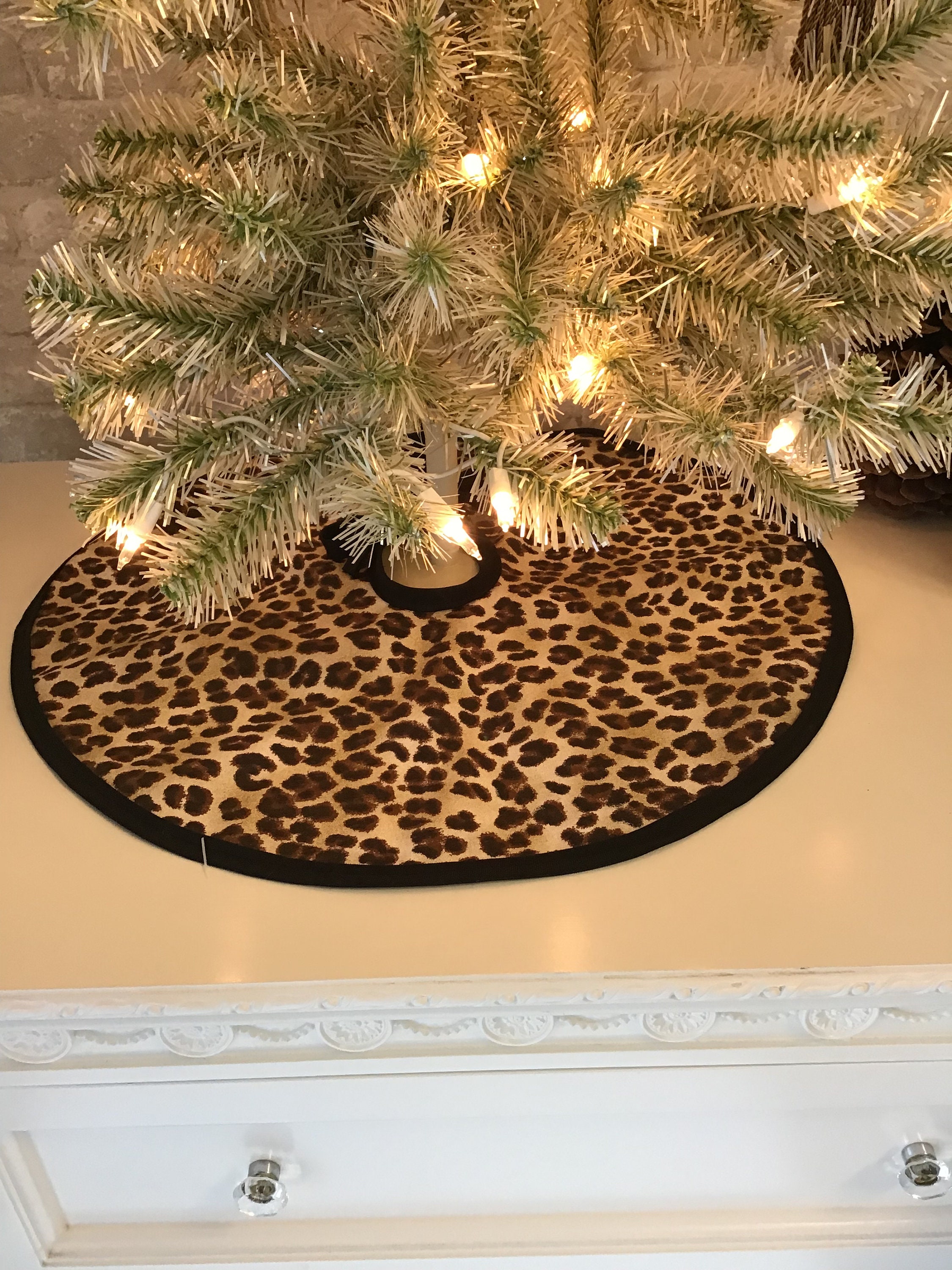 AQQA Christmas Tree Skirt Beautiful Leopard Print Rustic Christmas Tree Skirt Polyester Tree Skirting Carpet for Party Holiday Decorations Xmas Ornaments 