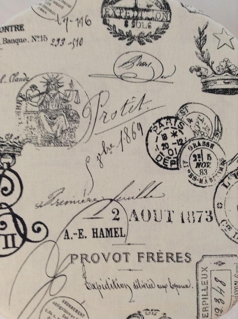 Pu&ograve; includere: Un tessuto beige con timbri di inchiostro nero e testo scritto a mano. Il testo include "Protet" "2 AOUT 1873" e "PROVOT FR&Egrave;RES".