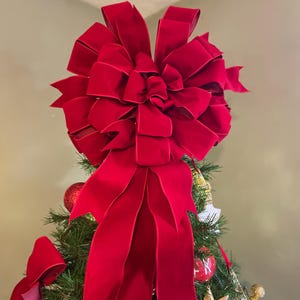 Elegante roodfluwelen kerststrik voor boom, groene kerstboomtopper, kerstboomtopper, stijlvolle rode fluwelen boomstrik.