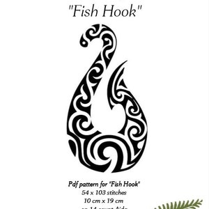 Puede incluir: Patrón de punto de cruz en blanco y negro de un diseño de anzuelo, con el texto "Fish Hook". El patrón mide 10 cm x 19 cm y requiere 54 x 103 puntadas. El patrón es sobre Aida de 14 hilos.