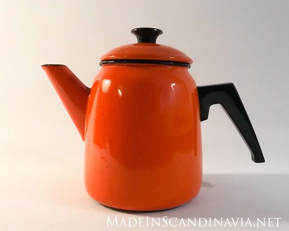 Vintage coffee pot in orange enamel - retro