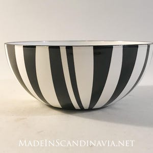 Cathrineholm Stripes bowl - Black - 14 cm | Mid-Century Modern | Designed by Grete Prytz Kittelsen