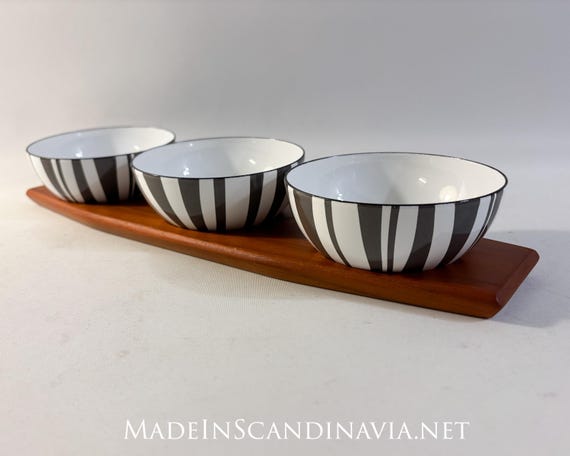 Cathrineholm Stripes Snack Set of three gray bowls and a wooden tray | Mid-Century Modern | Designed by Grete Prytz Kittelsen