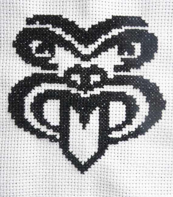 Simple yet elegant cross stich pattern of a beautiful Maori style "Moko" (small size)