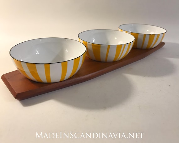Cathrineholm Stripes Snack Set of three yellow bowls and a wooden tray | Designed by Grete Prytz Kittelsen