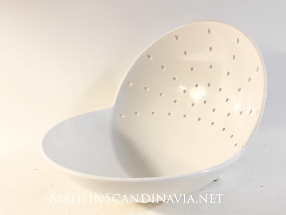ROOM Copenhagen Ole Jensen Colander - classic white melamine usable and elegant in your kitchen for pasta or fruit and vegetables