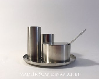 Série Stelton Cylinda, ensemble de condiments sel, poivre, moutarde Arne Jacobsen. | Conçu par Arne Jacobsen | Design danois | Moderne Mid-Century