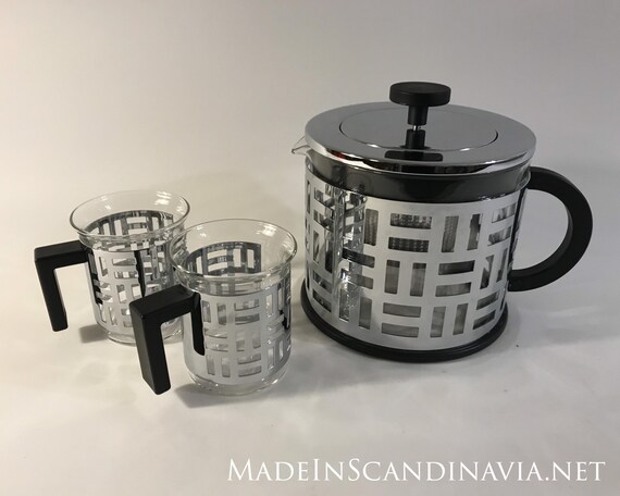 Bodum EILEEN Tea press with two cups.