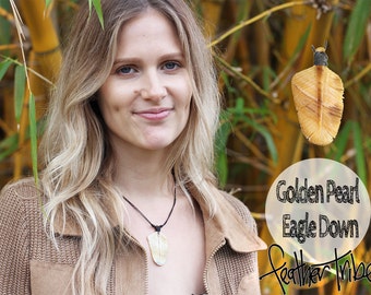 Collier plumes d'aigle en duvet doré - pendentif coquillage sculpté à la main - tribu plume