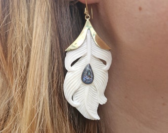 Pendientes de pavo real, abulón tallado a mano, hueso, pendientes de alas de ángel, joyería boho, pendiente elegante, joyería de festival, regalo de esposa