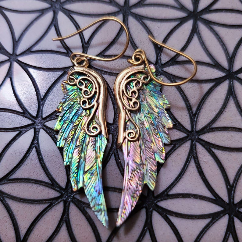 Pendientes mini ala, latón, abulón tallado a mano, concha de nácar rosa o dorada, pendientes de ala de ángel, tribu de plumas, regalo del Día de la Madre Abalone Shell