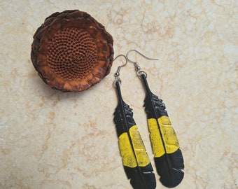 Pendientes de plumas de cacatúa negra, joyería boho, pendientes de madera, cacatúa de cola amarilla, pájaro espiritual, joyería de madera tallada a mano