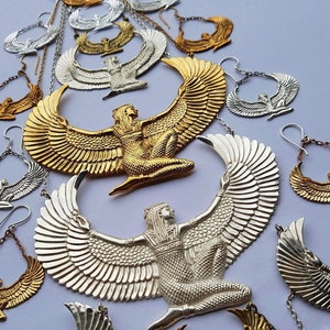 Puede incluir: Un par de pendientes de oro y plata con un dise&ntilde;o de diosa alada. Los pendientes son intrincados y detallados, con las alas de la diosa extendidas. Los pendientes son perfectos para agregar un toque de elegancia a cualquier atuendo.