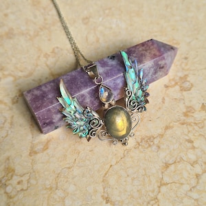 Rafael Anhänger, Engelsflügel Halskette, Mondstein Anhänger, Labradorit, Abalone, Hand geschnitzte Muschel Flügel, Boho Schmuck, Fairy Halskette