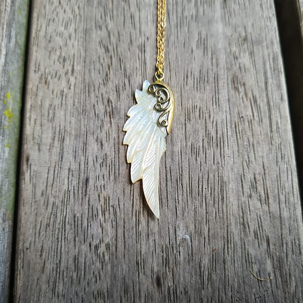 Pendentif aile en nacre, collier aile d'ange, bijoux spirituels, collier bohème, collier tendance, collier Archange Michael