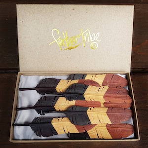 Set di collane di piume all&#39;ingrosso 10 pezzi, piume di legno a tre colori intagliate a mano, creazione di gioielli pendenti di piume, gioielli etnici per festival