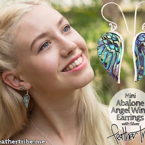 Puede incluir: Un par de pendientes de plata con alas de &aacute;ngel de concha de abul&oacute;n. Los pendientes son de color azul claro, verde y morado. El texto "Mini Abalone Angel Wing Earrings with Silver Feather Tribe" es visible en la imagen.
