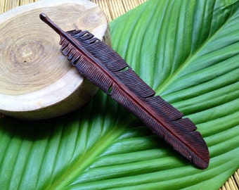 Collier plume, pendentif en bois d'acajou sculpté à la main, bijoux plume bohème - 100 % caritatif