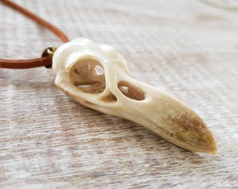 Pendentif tête de mort corbeau, collier sculpté à la main, bijoux de sorcière, collier tête de mort d'oiseau, pendentif sculpté en bois de cerisier, bijoux gothiques, cyberpunk, Halloween