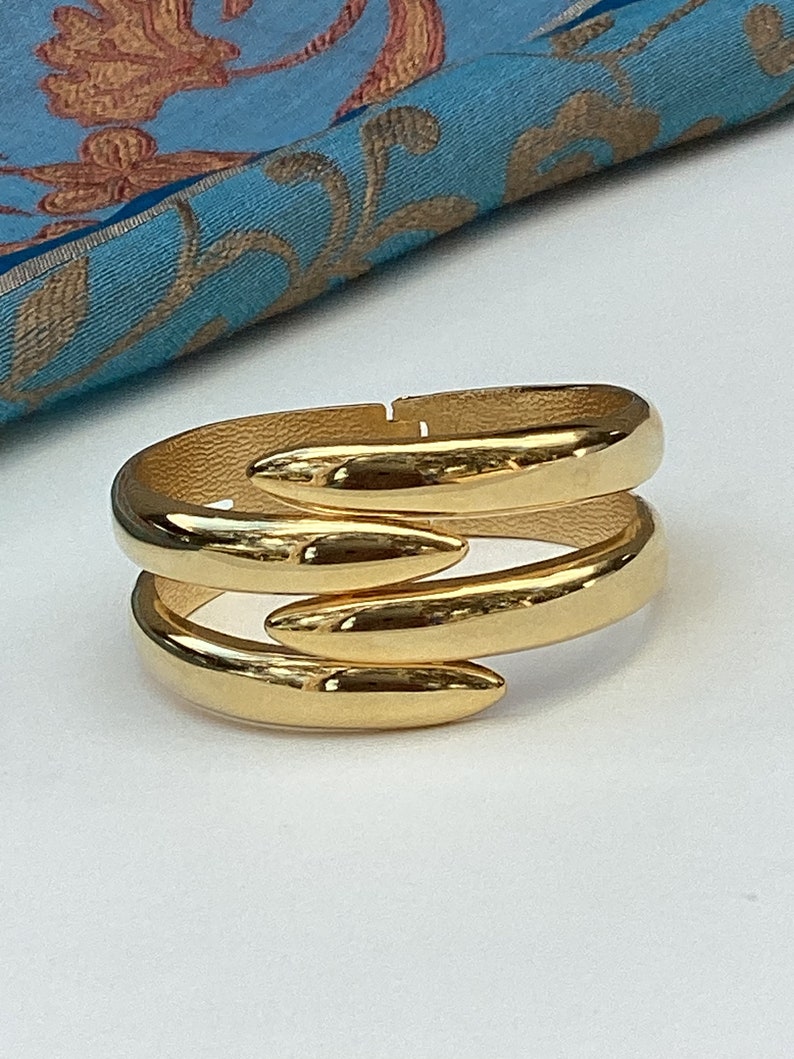 Vintage 1980s gold tone clamper bracelet, wide gold metal cuff, bypass style for women, open design size 6.5 image 9