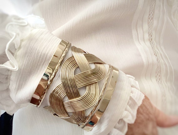 Mid century wide cuff bracelet gold, 80s vintage … - image 10