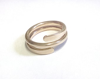 Gold Ring Size 8, 14K Gold Filled ring, Bypass ring in gold, Double Band Ring, Gift for Girlfriend, Modern handmade gold ring.