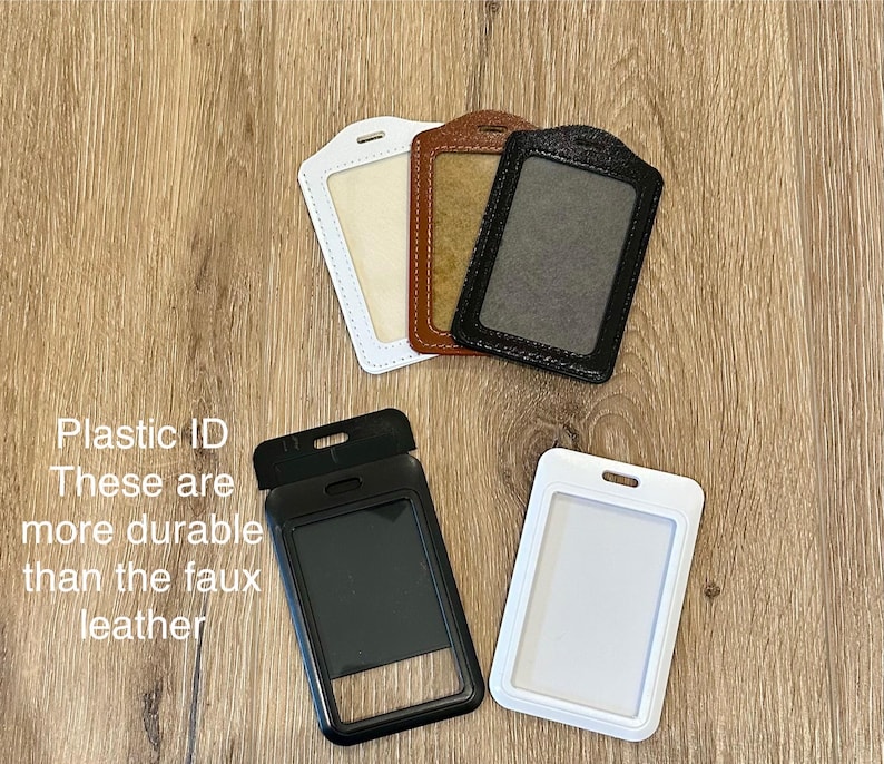 Może przedstawiać: Cztery plastikowe uchwyty na identyfikatory, dwa białe, jeden brązowy i jeden czarny. Tekst "Plastic ID These are more durable than the faux leather" jest widoczny na zdjęciu.
