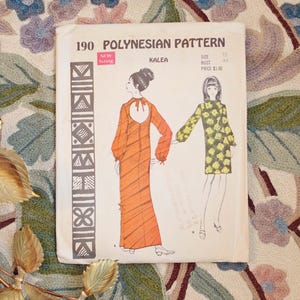 Może przedstawiać: Vintage wzór szycia zatytułowany "190 Polynesian Pattern" z ilustracjami dwóch kobiet w sukienkach. Wzór oznaczony jest jako "Kalea" i zawiera informacje o rozmiarach. Okładka jest w kolorze złamanej bieli z pomarańczową i czarną grafiką i tekstem.